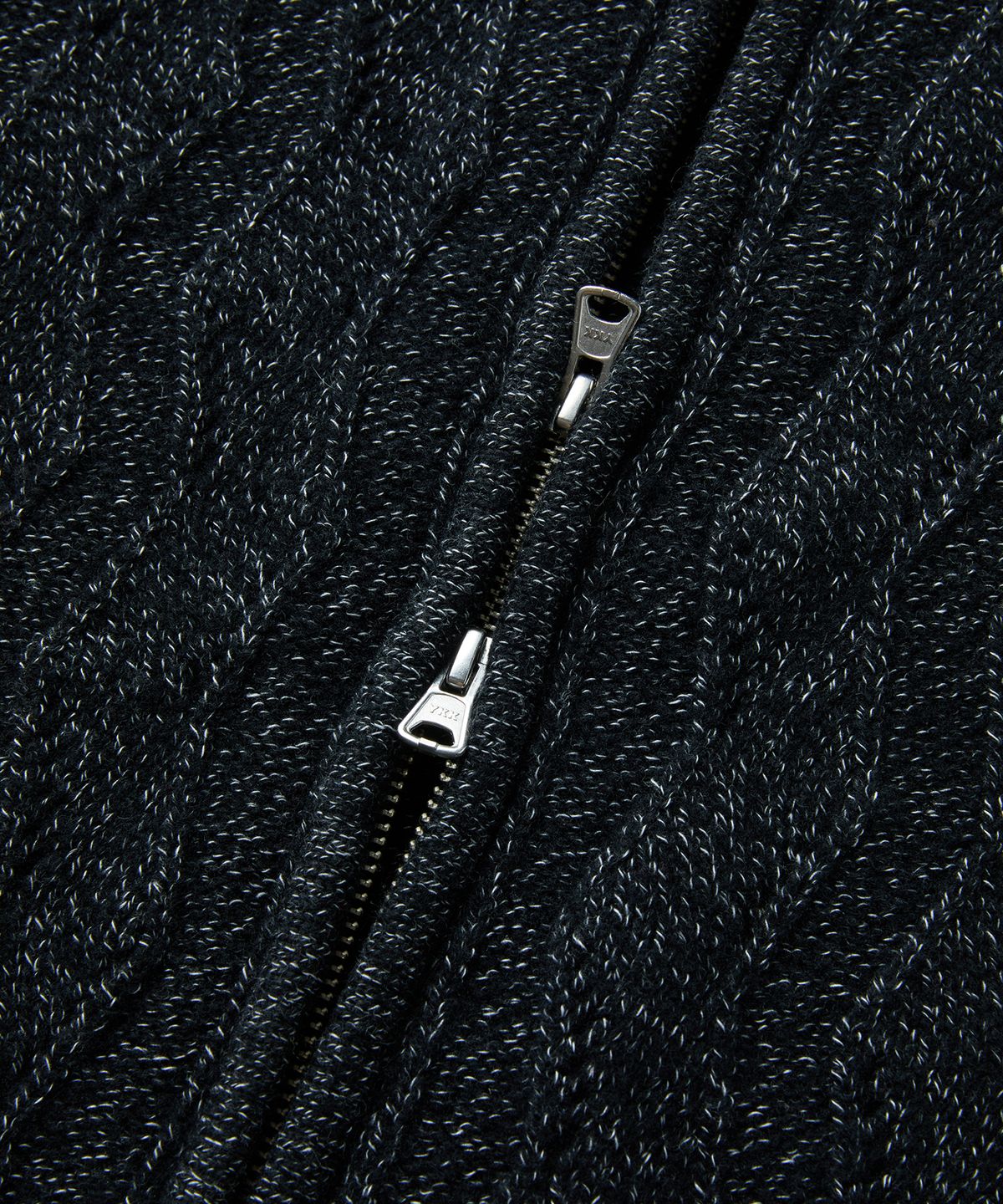 엠엠아이씨(MMIC) WAVY ZIP CARDIGAN (BLACK)