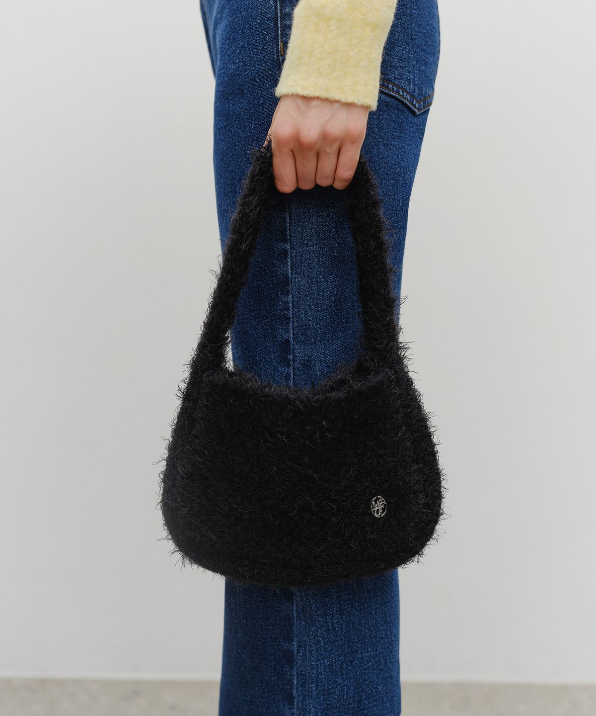 마리떼 프랑소와 저버(MARITHÉ + FRANҪOIS GIRBAUD) CIRCLE LOGO MINI KNIT BAG black