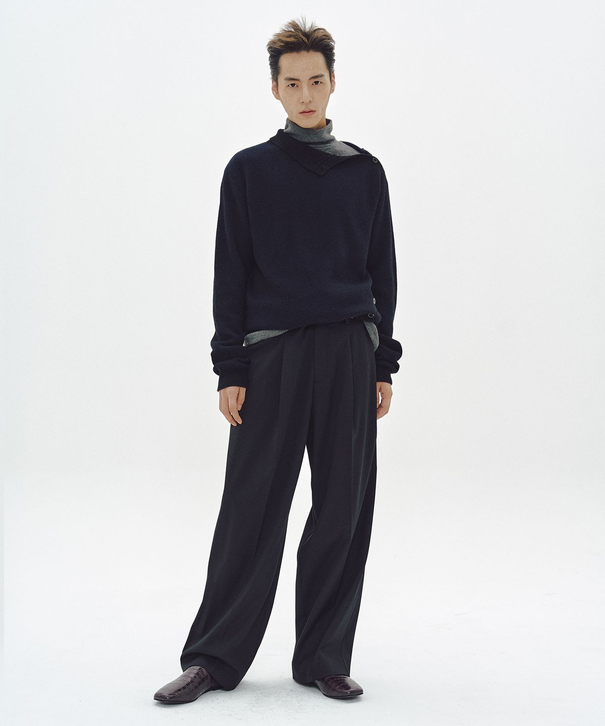 엠엠아이씨(MMIC) OBLIQUE TURTLENECK (BLACK)