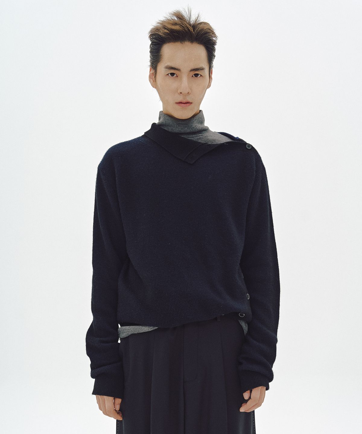 엠엠아이씨(MMIC) OBLIQUE TURTLENECK (BLACK)