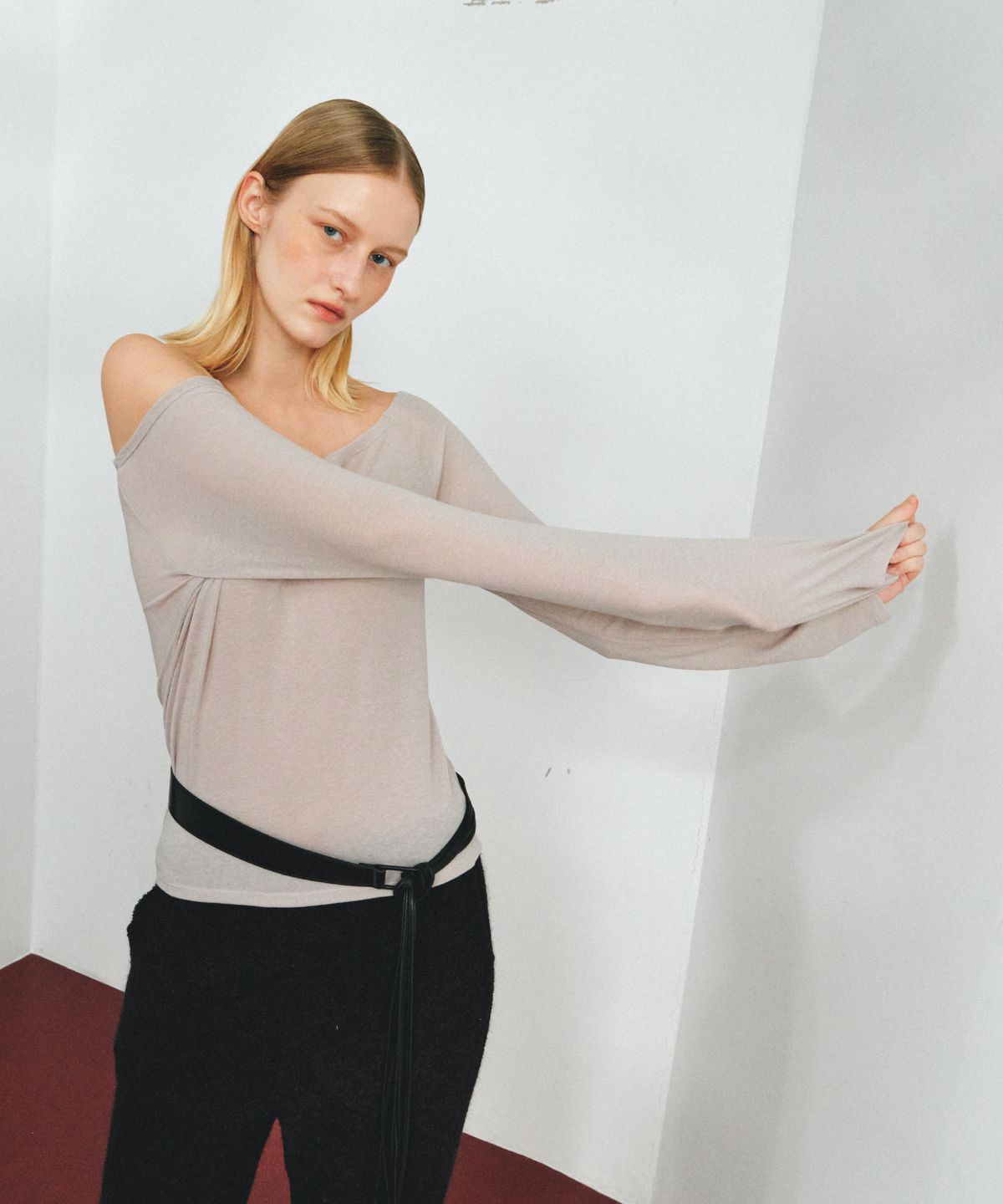 앤테(AENTE) LONG SLEEVE OFF-SHOULDER T-SHIRT - WARM GREY