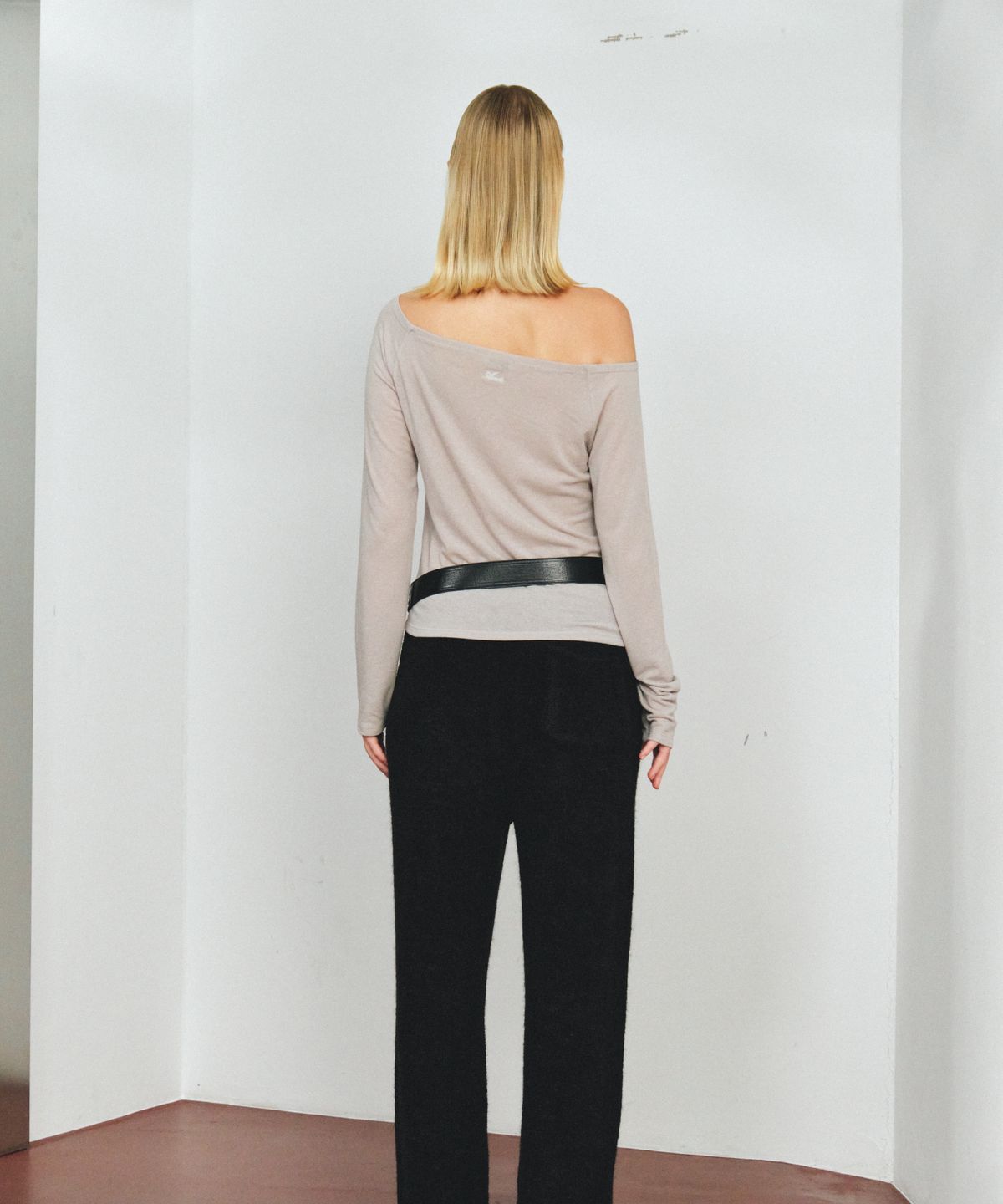 앤테(AENTE) LONG SLEEVE OFF-SHOULDER T-SHIRT - WARM GREY