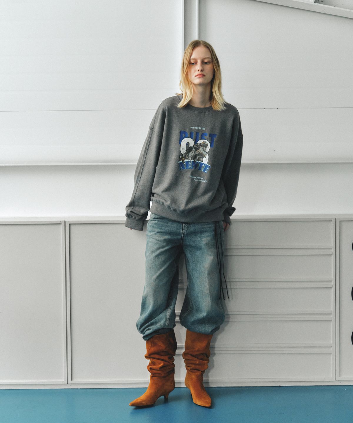 앤테(AENTE) RUST GRAPHIC SWEATSHIRT- GREY