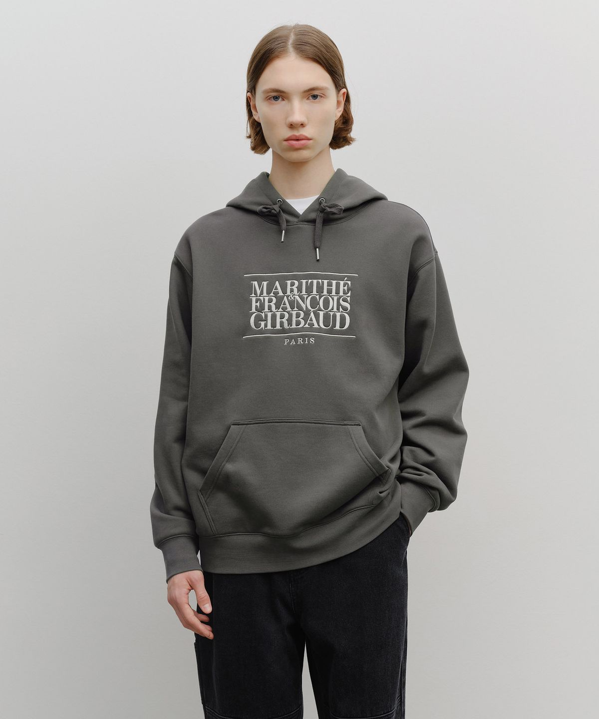 마리떼 프랑소와 저버(MARITHÉ + FRANҪOIS GIRBAUD) CLASSIC LOGO EMBROIDERY HOODIE (BRUSHED) charcoal