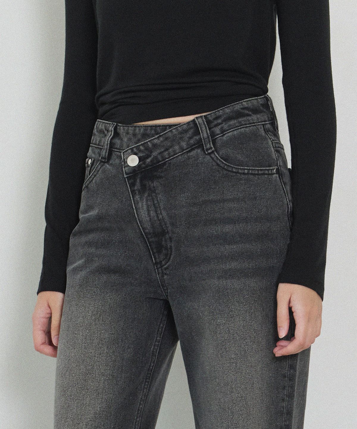 하우스 오브 폰드(HOUSE OF POND) Asymmetric Closing washed Jeans_Black