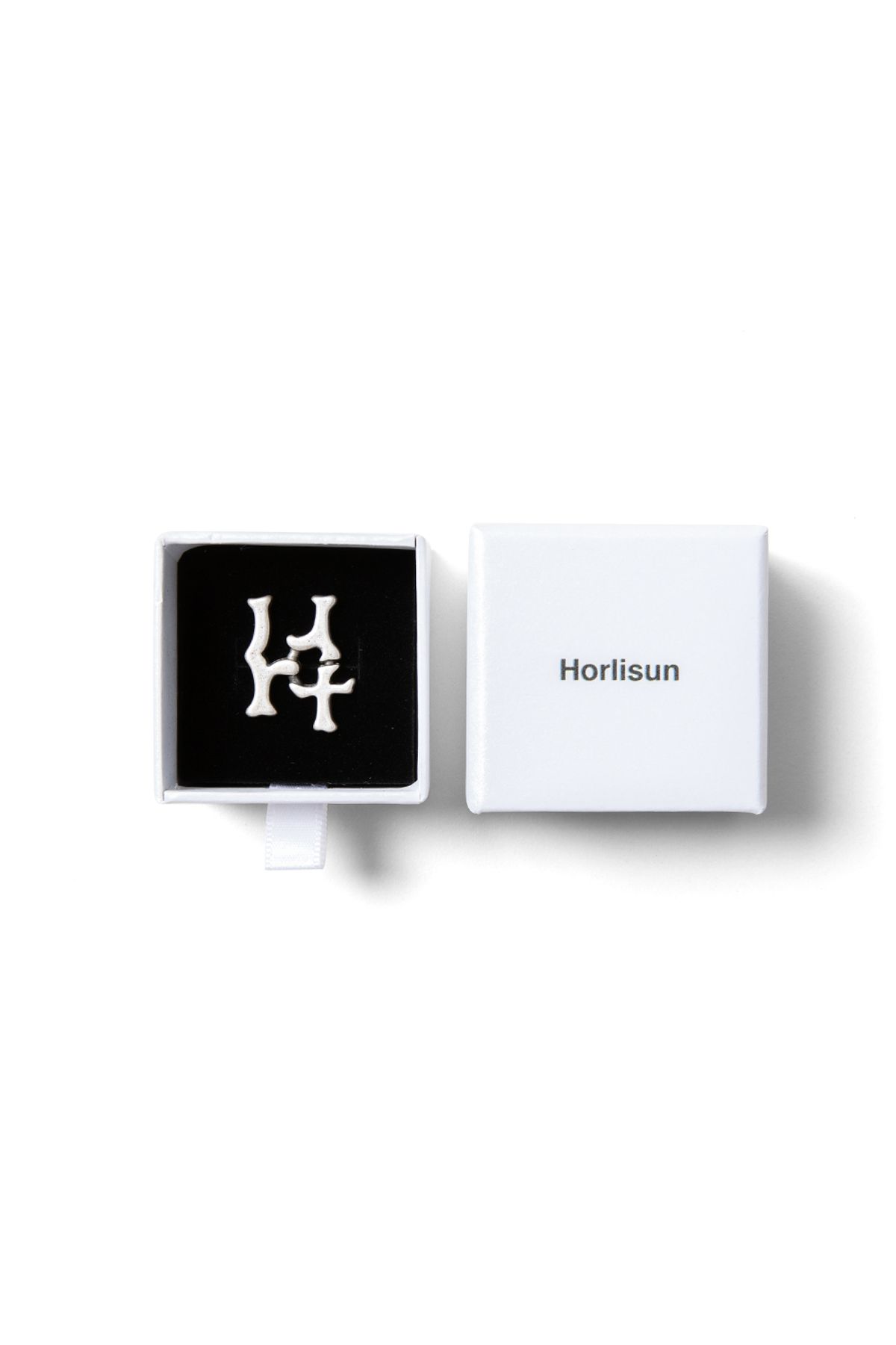 홀리선(HORLISUN) Crest Logo Brooch Silver Gray