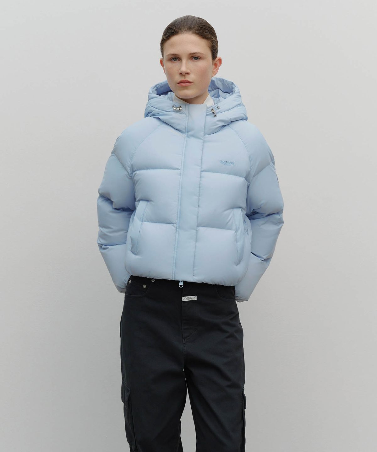 마리떼 프랑소와 저버(MARITHÉ + FRANҪOIS GIRBAUD) W REGULAR LOGO HOODED CROP DOWN JACKET light blue