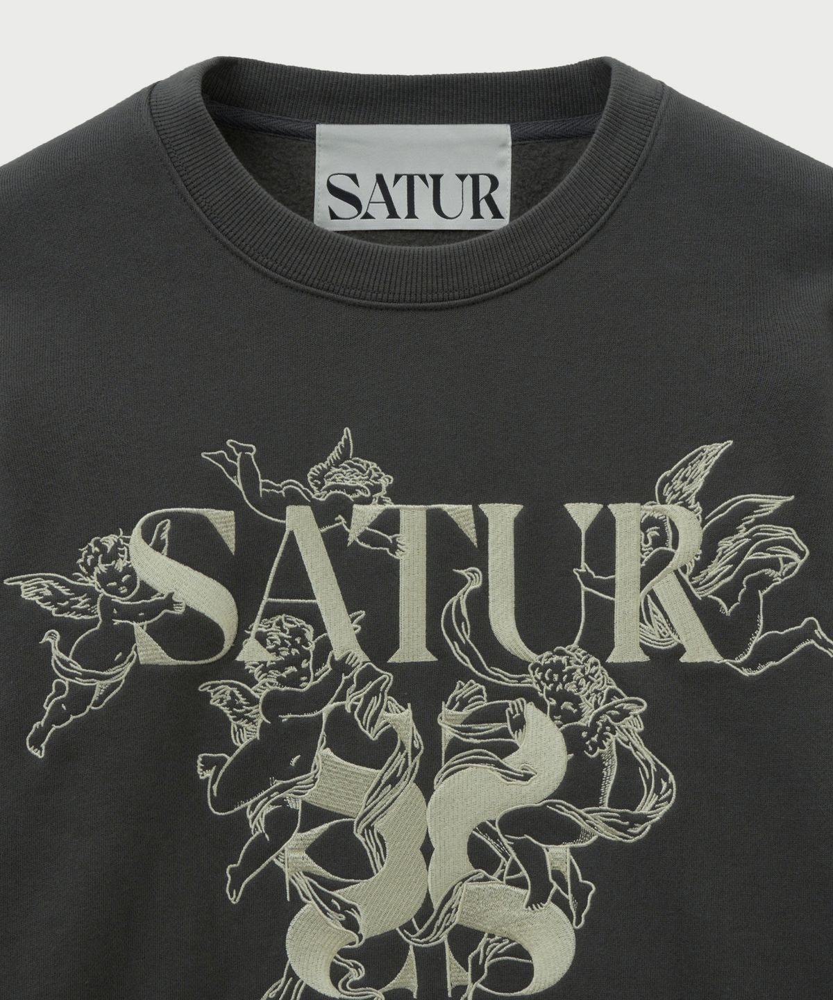 세터(SATUR) 엔젤 그래픽 스웨트셔츠 차콜