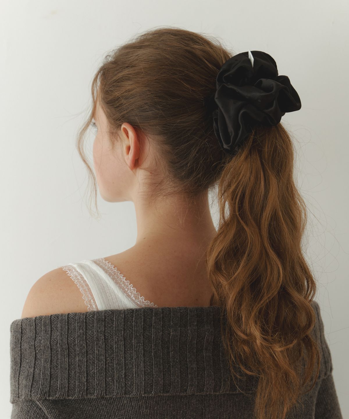 둥그런(DUNGEUREON) Dot Satin Scrunchie (Black)
