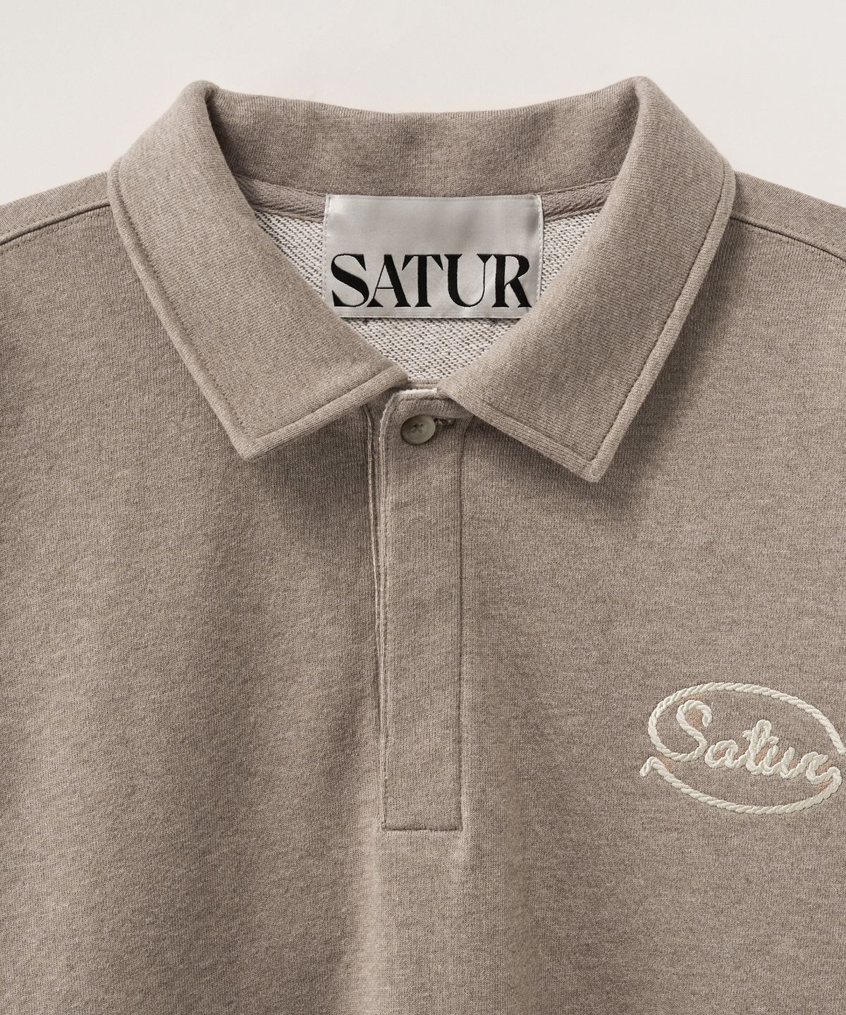 세터(SATUR) 로프 로고 루즈 핏 칼라 스웨트셔츠 멜란지 브라운
