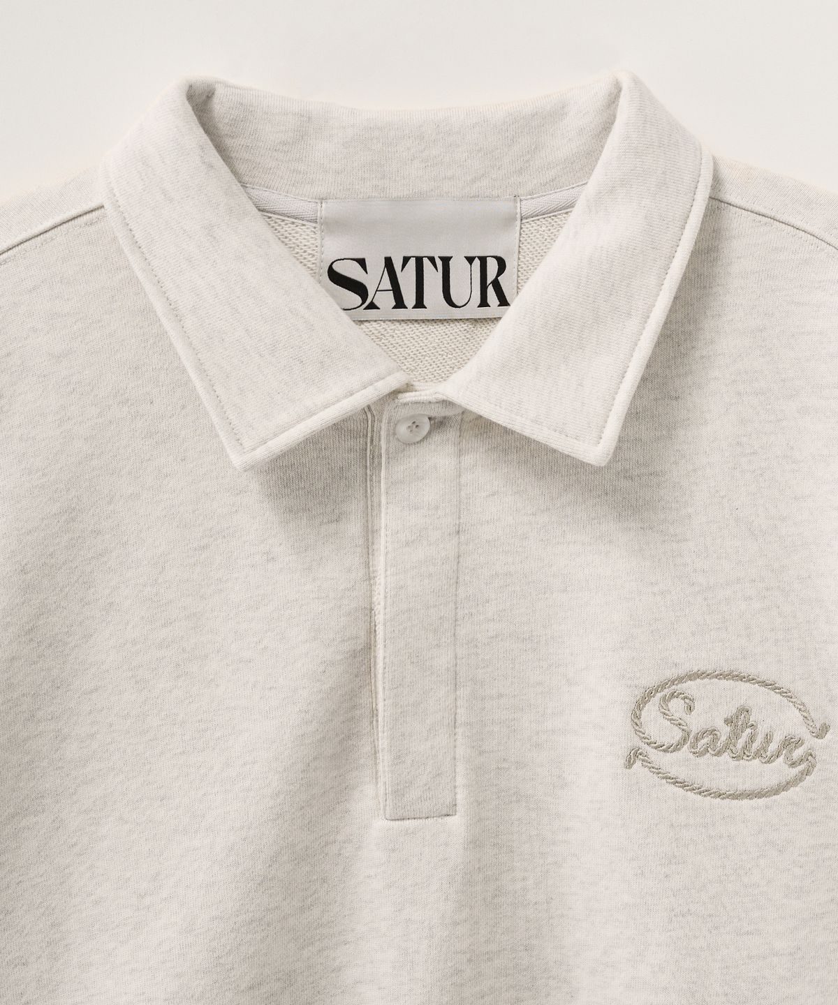 세터(SATUR) 로프 로고 루즈 핏 칼라 스웨트셔츠 멜란지 아이보리