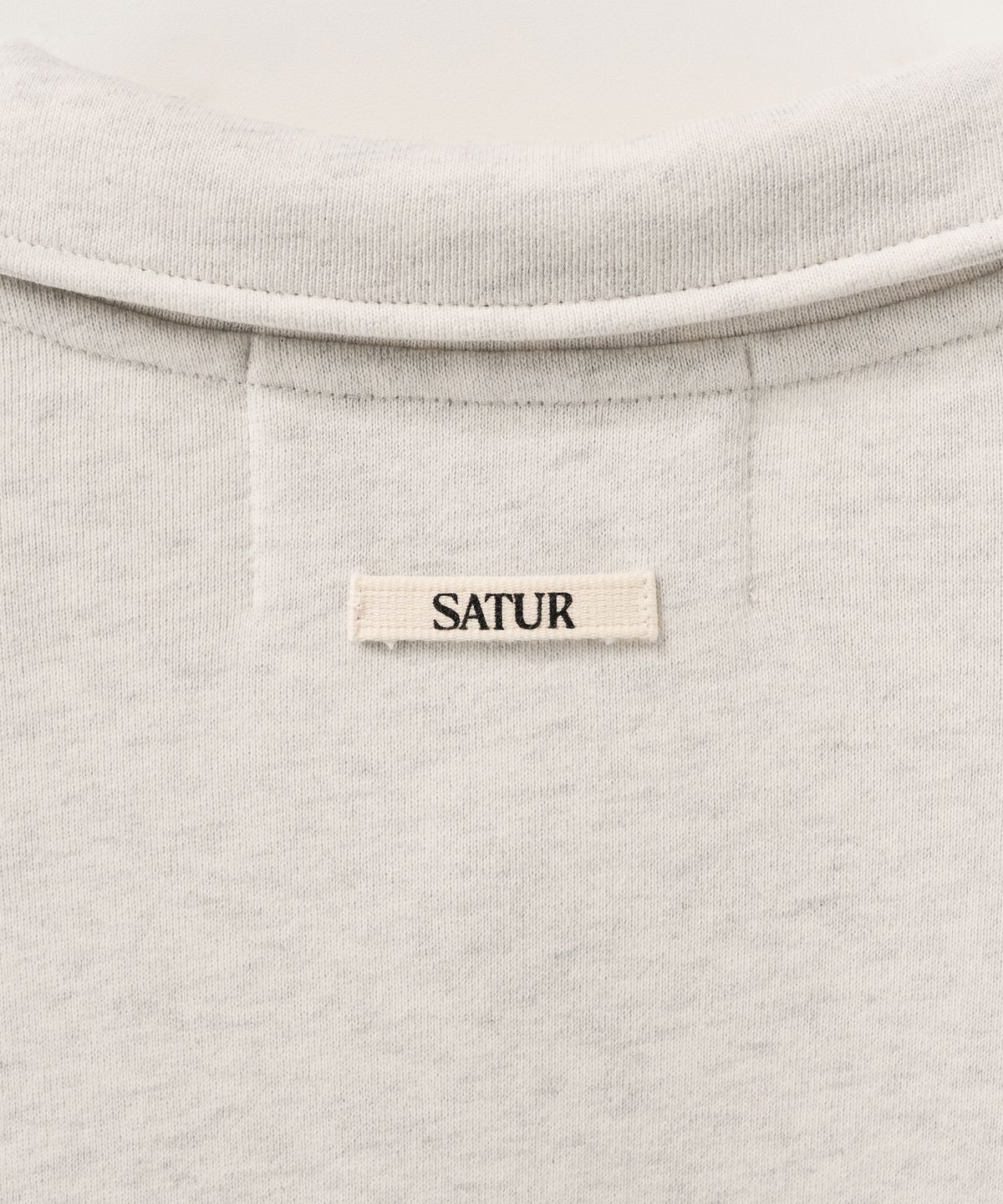 세터(SATUR) 로프 로고 루즈 핏 칼라 스웨트셔츠 멜란지 아이보리