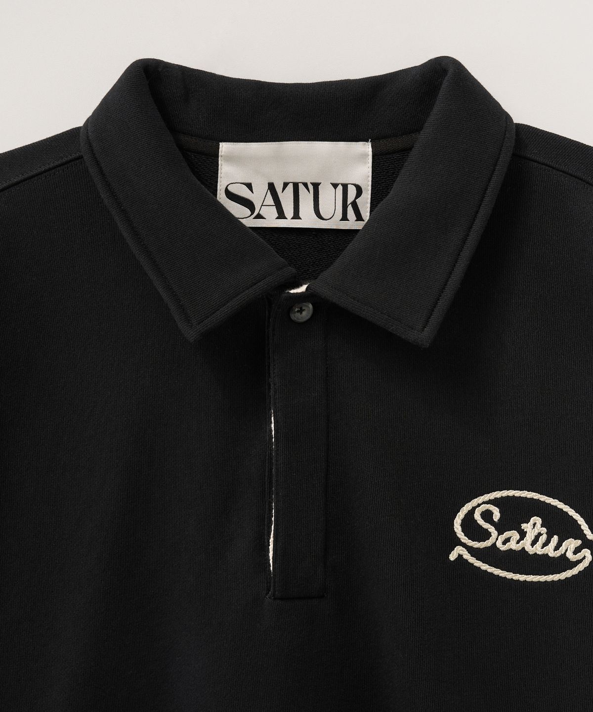 세터(SATUR) 로프 로고 루즈 핏 칼라 스웨트셔츠 블랙