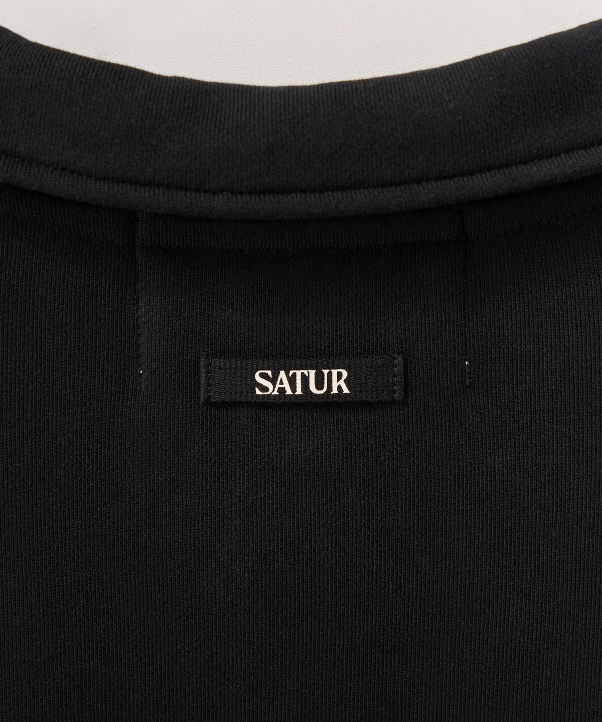 세터(SATUR) 로프 로고 루즈 핏 칼라 스웨트셔츠 블랙