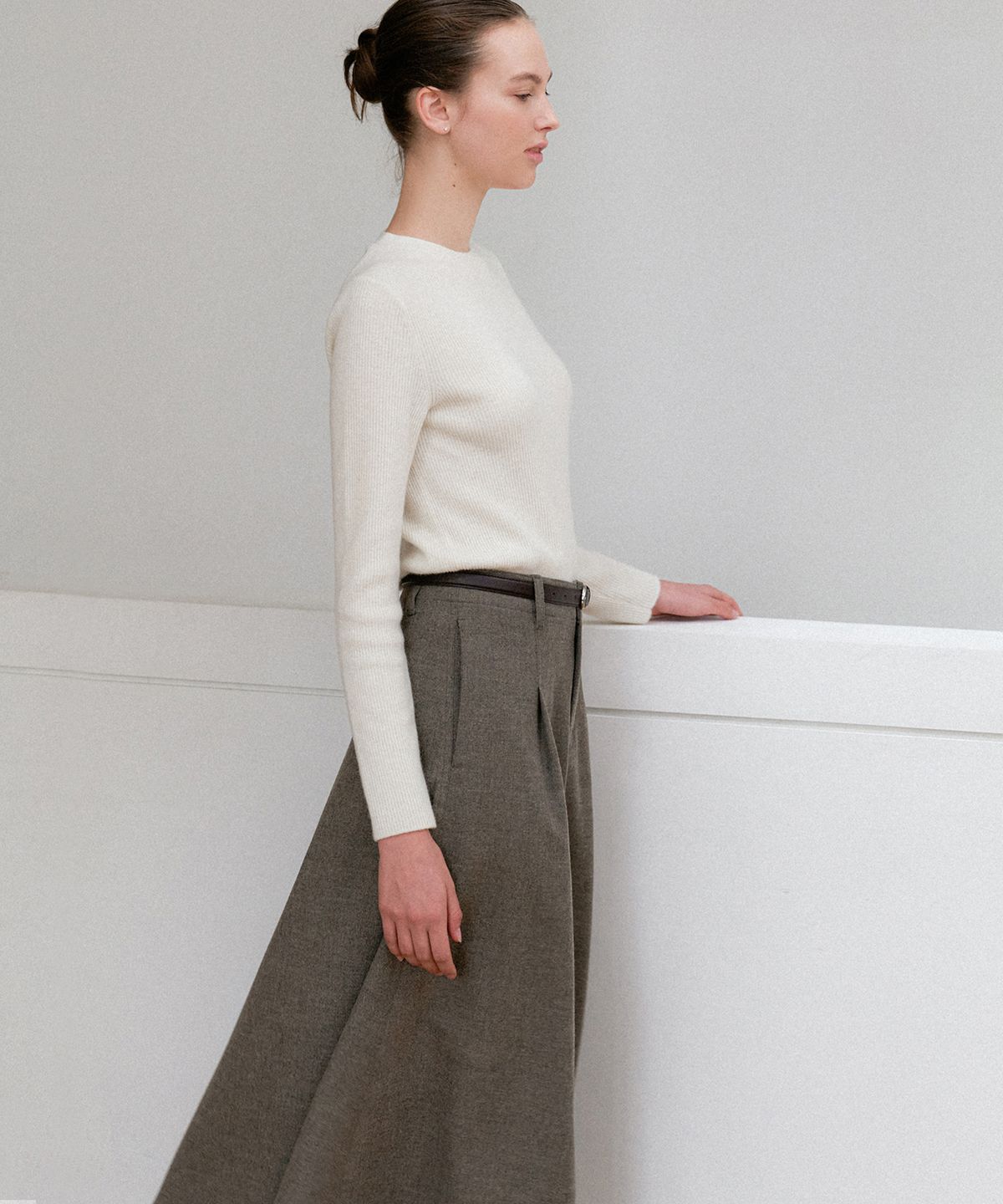 앳모어(ATMORE) 리안 클래식 플레어 스커트 (taupe beige)