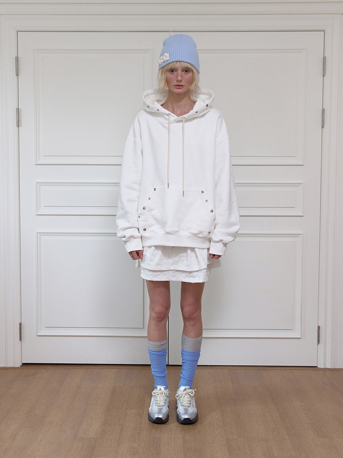 민더리(MEENDERI) FLOWER EYELET HOODIE - WHITE
