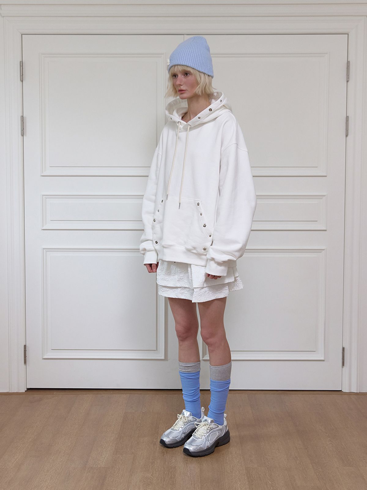 민더리(MEENDERI) FLOWER EYELET HOODIE - WHITE