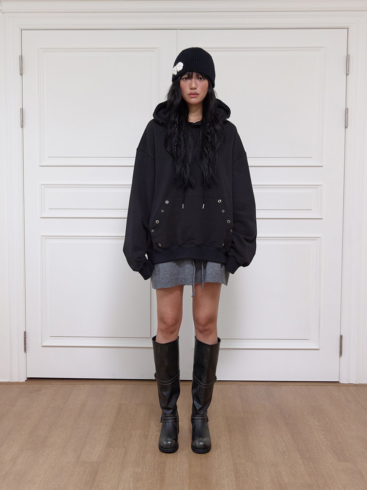 민더리(MEENDERI) FLOWER EYELET HOODIE - BLACK
