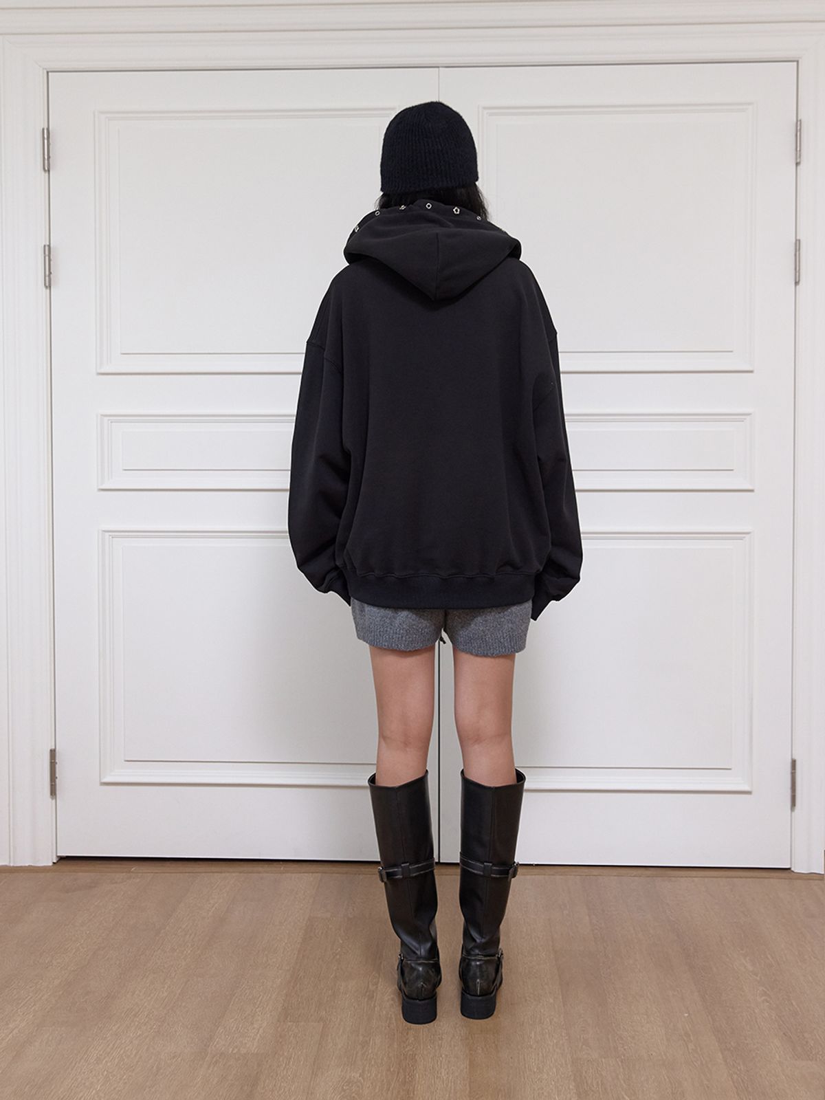 민더리(MEENDERI) FLOWER EYELET HOODIE - BLACK