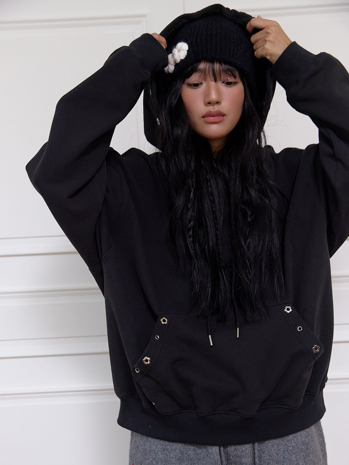 민더리(MEENDERI) FLOWER EYELET HOODIE - BLACK
