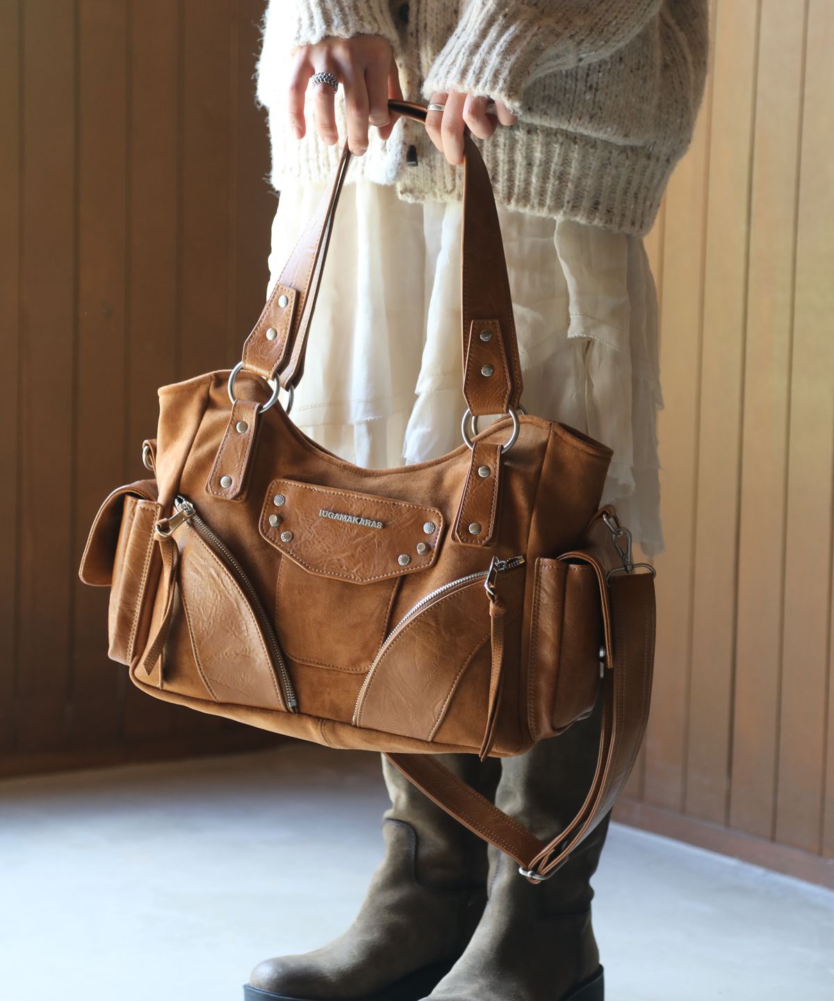 이우가마카라스(IUGAMAKARAS) Studded Suede Shoulder Bag (Camel)
