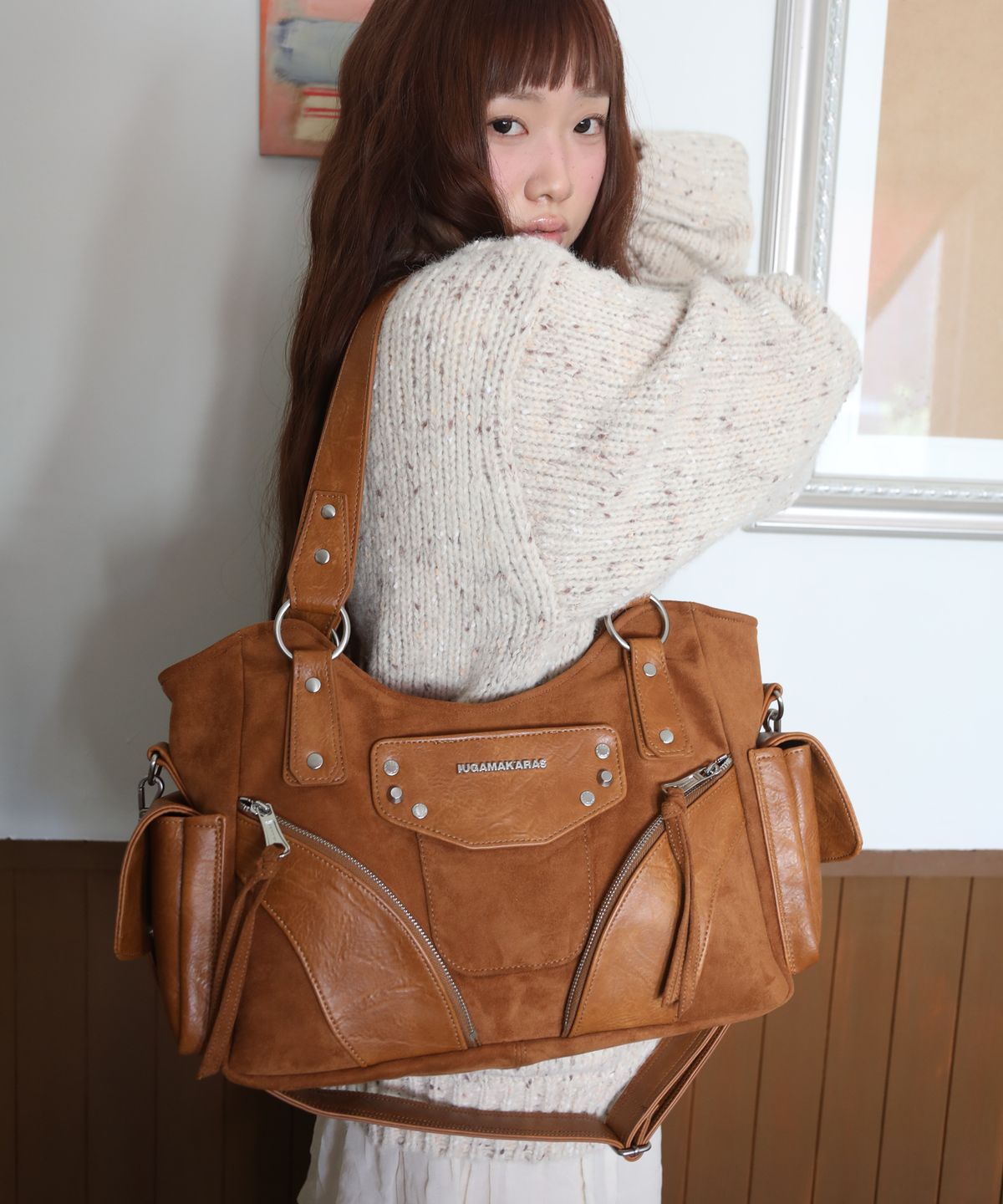 이우가마카라스(IUGAMAKARAS) Studded Suede Shoulder Bag (Camel)