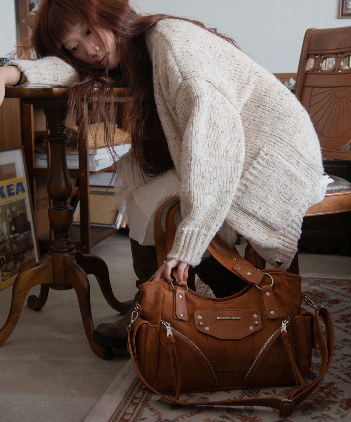 이우가마카라스(IUGAMAKARAS) Studded Suede Shoulder Bag (Camel)
