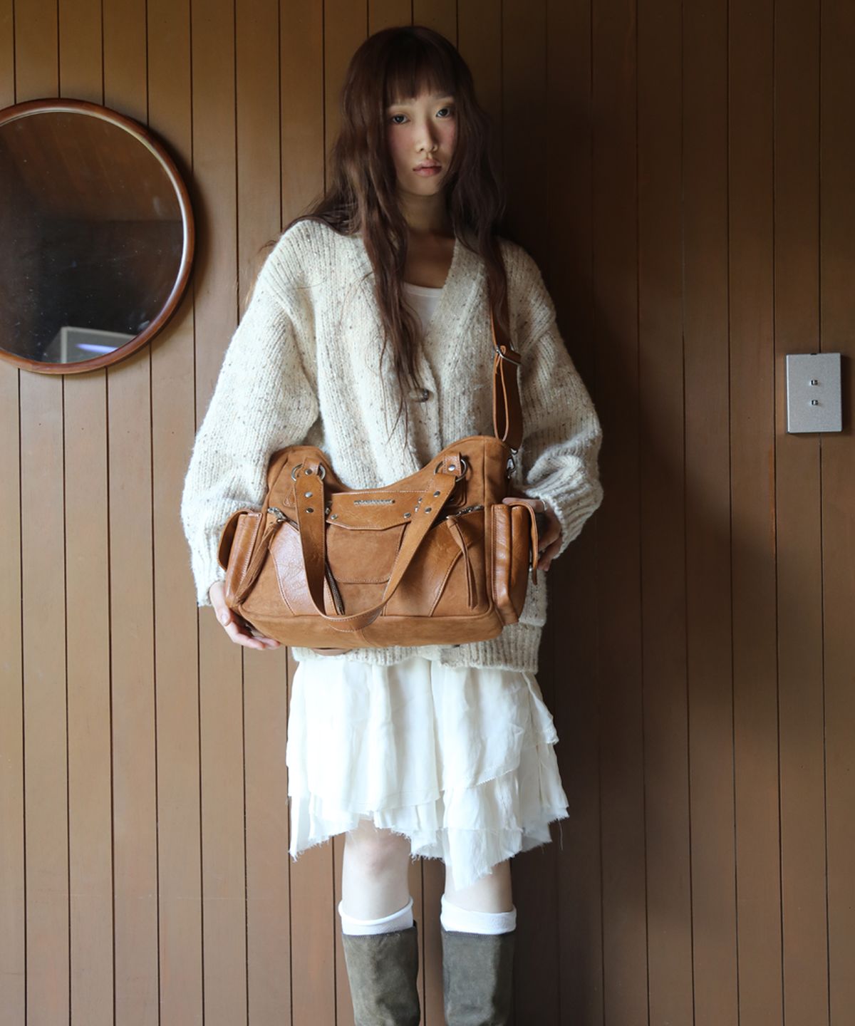 이우가마카라스(IUGAMAKARAS) Studded Suede Shoulder Bag (Camel)