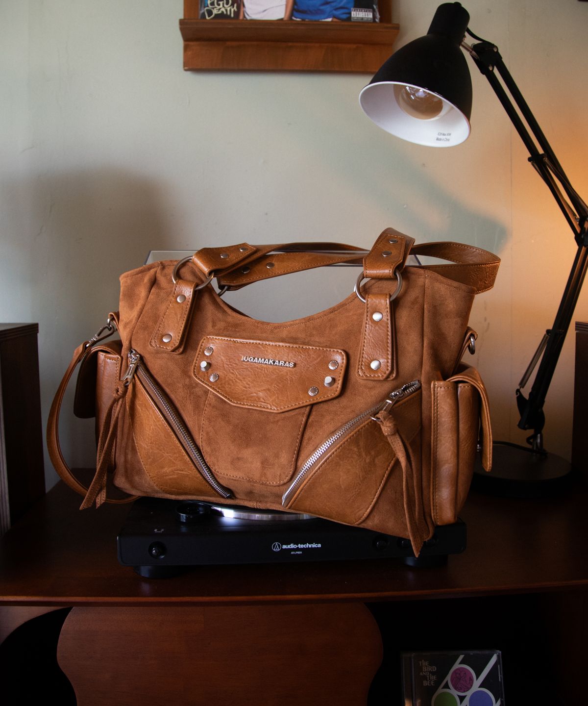 이우가마카라스(IUGAMAKARAS) Studded Suede Shoulder Bag (Camel)