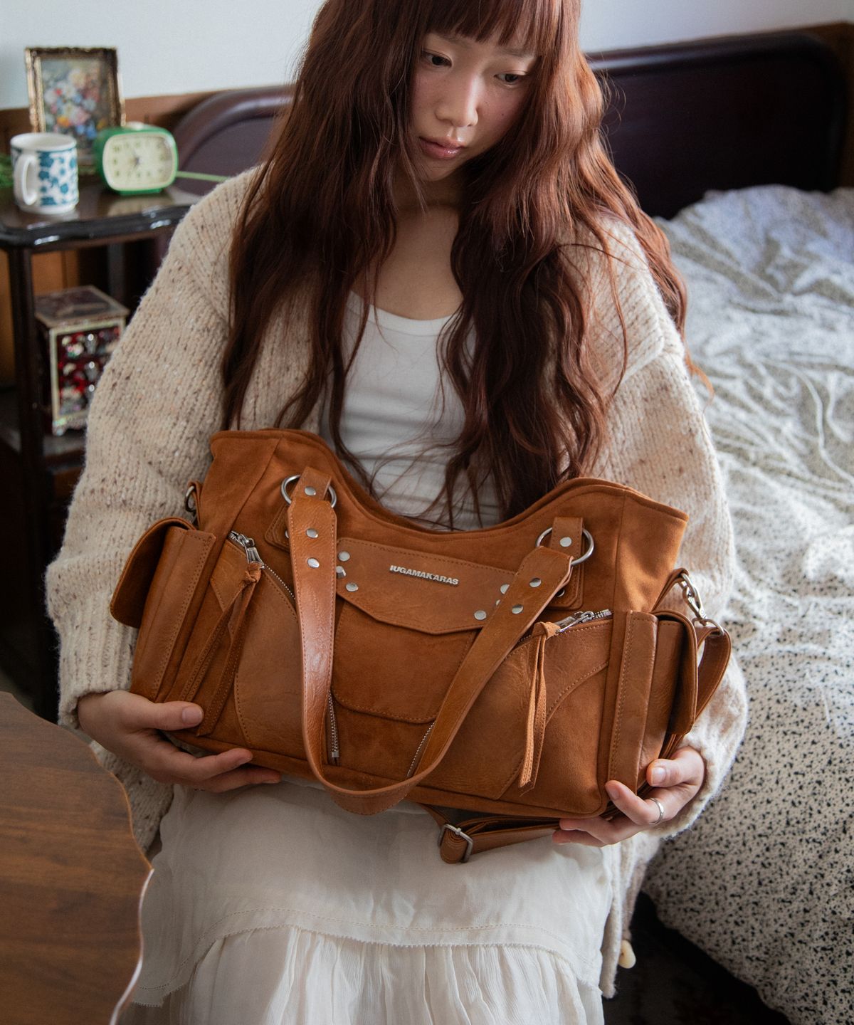 이우가마카라스(IUGAMAKARAS) Studded Suede Shoulder Bag (Camel)