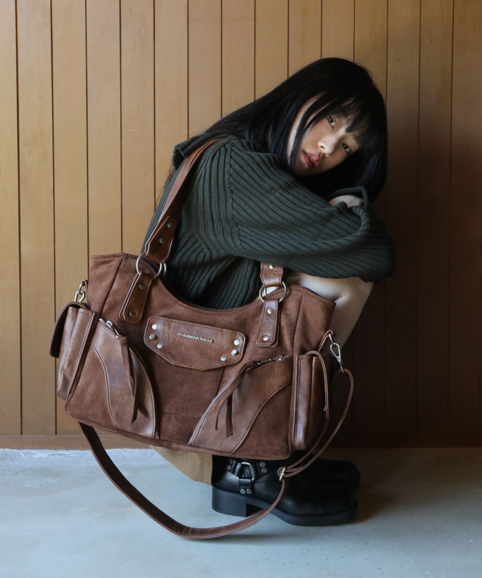 IUGAMAKARAS ショルダーバック スエードブラウン MUSINSA公式 | IUGAMAKARAS Studded Suede Shoulder Bag (Brown)