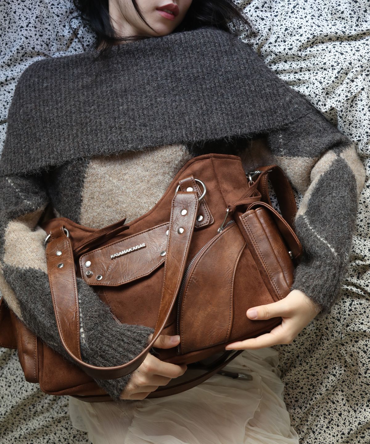 이우가마카라스(IUGAMAKARAS) Studded Suede Shoulder Bag (Brown)