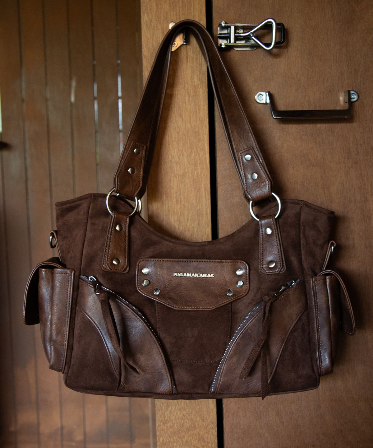 이우가마카라스(IUGAMAKARAS) Studded Suede Shoulder Bag (Brown)