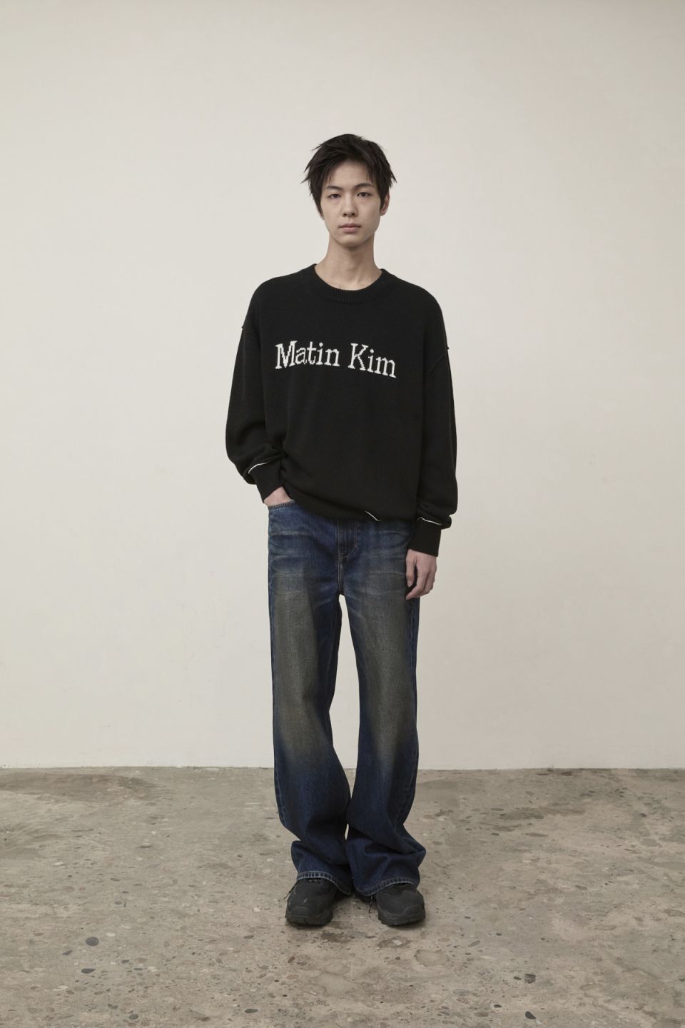 MUSINSA公式 | MATIN KIM COLOR TRIM LINE LOGO PULLOVER IN BLACK