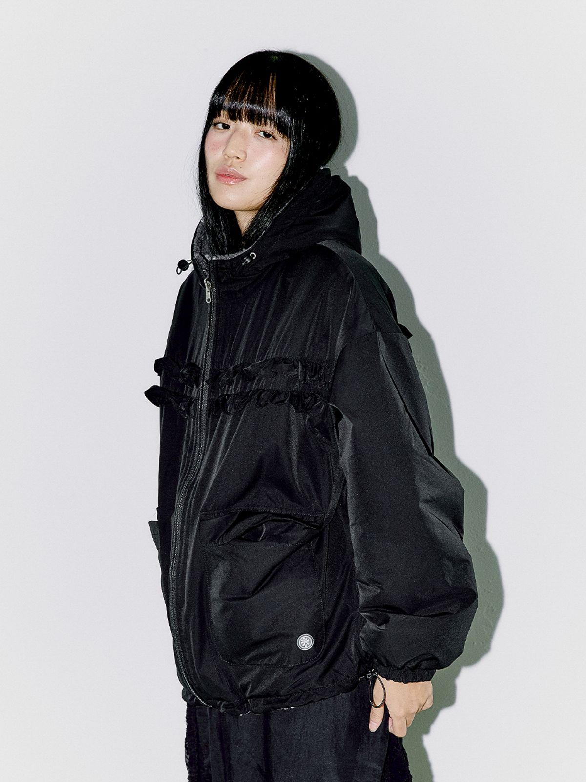 오피쉬(OAFISH) REVERSIBLE FRILL HOODED JACKET, BLACK/DOT