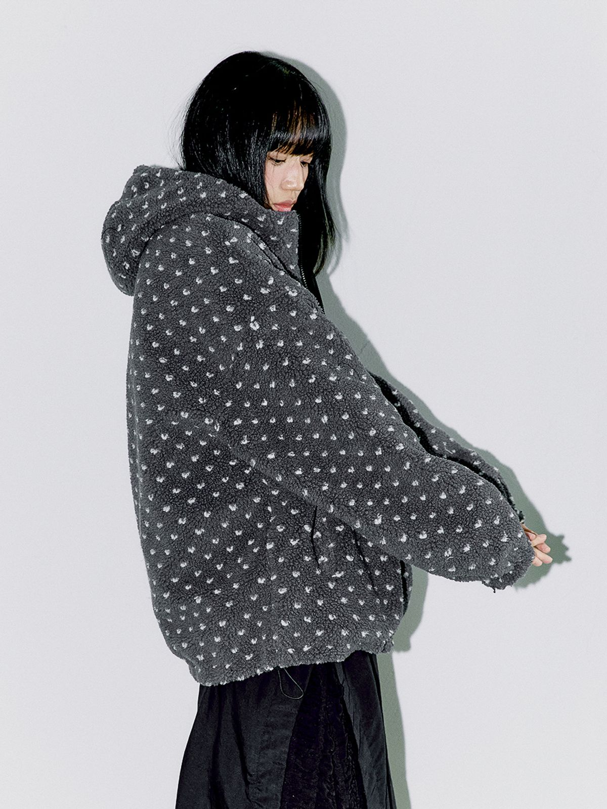 오피쉬(OAFISH) REVERSIBLE FRILL HOODED JACKET, BLACK/DOT