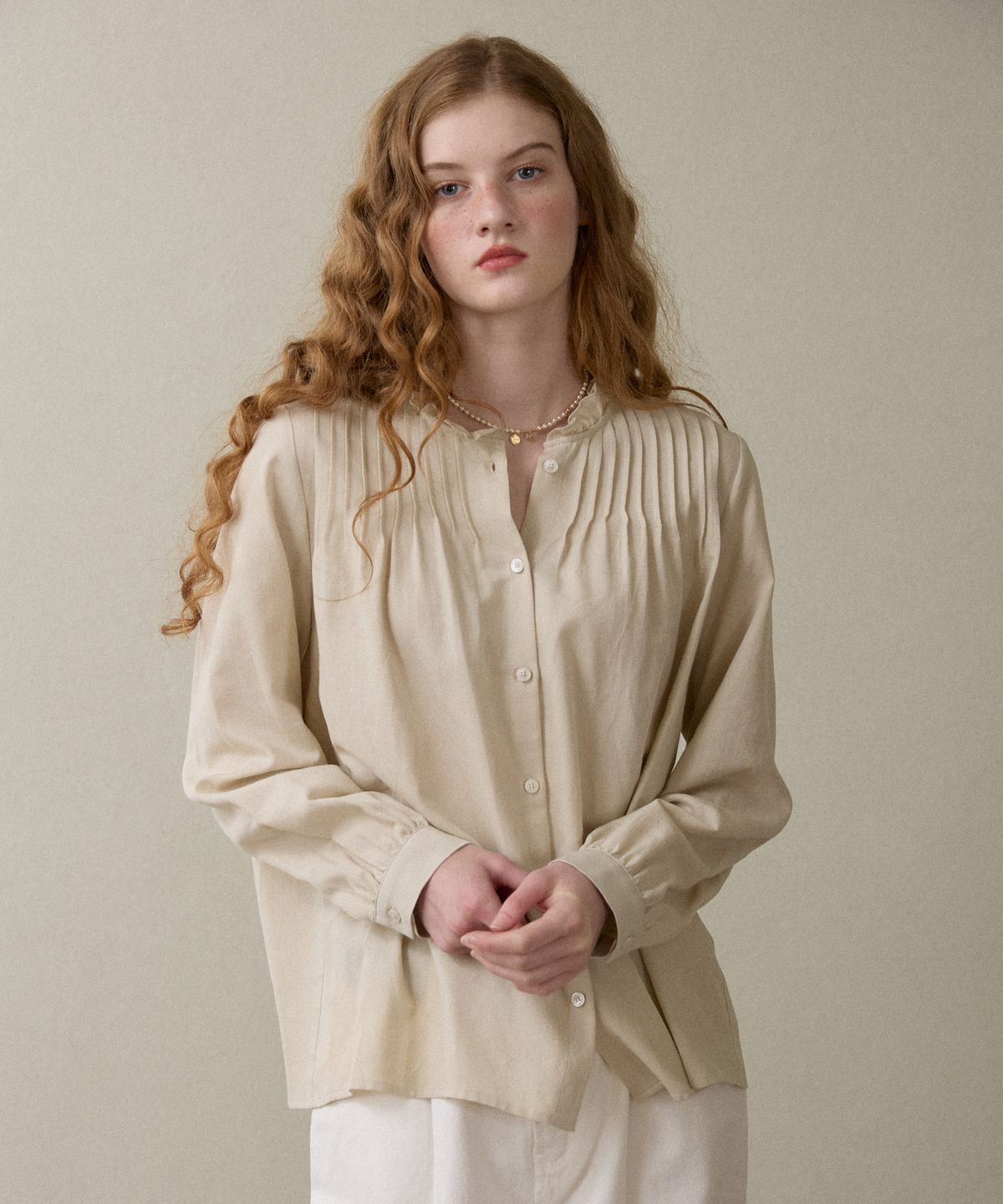 오픈도어스튜디오(OPENDOORSTUDIO) frill neck blouse beige