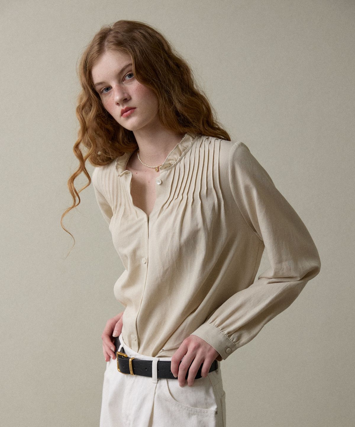 오픈도어스튜디오(OPENDOORSTUDIO) frill neck blouse beige