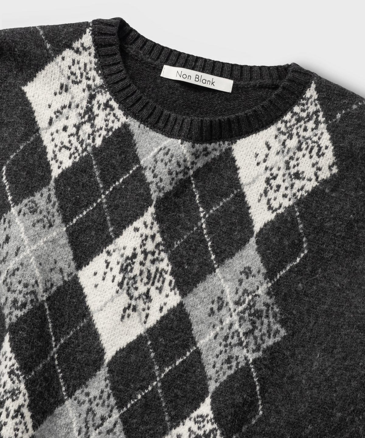 넌블랭크(NONBLANK) 아가일 패턴 크루넥 니트_DARK GREY