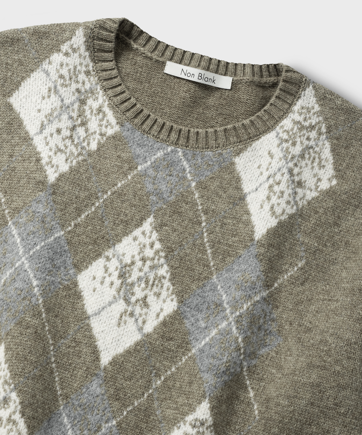 넌블랭크(NONBLANK) 아가일 패턴 크루넥 니트_KHAKI