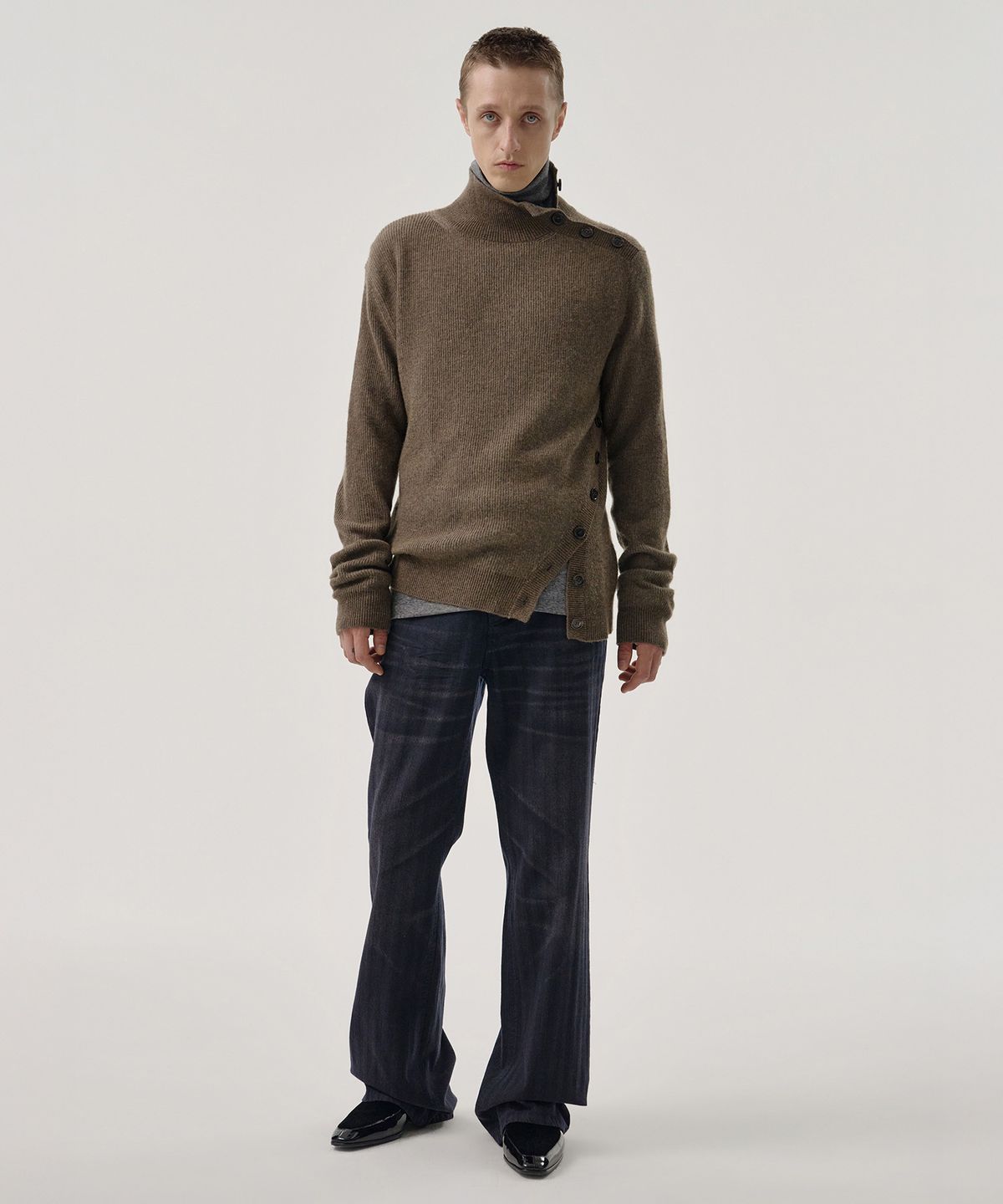 엠엠아이씨(MMIC) OBLIQUE TURTLENECK (BROWN)