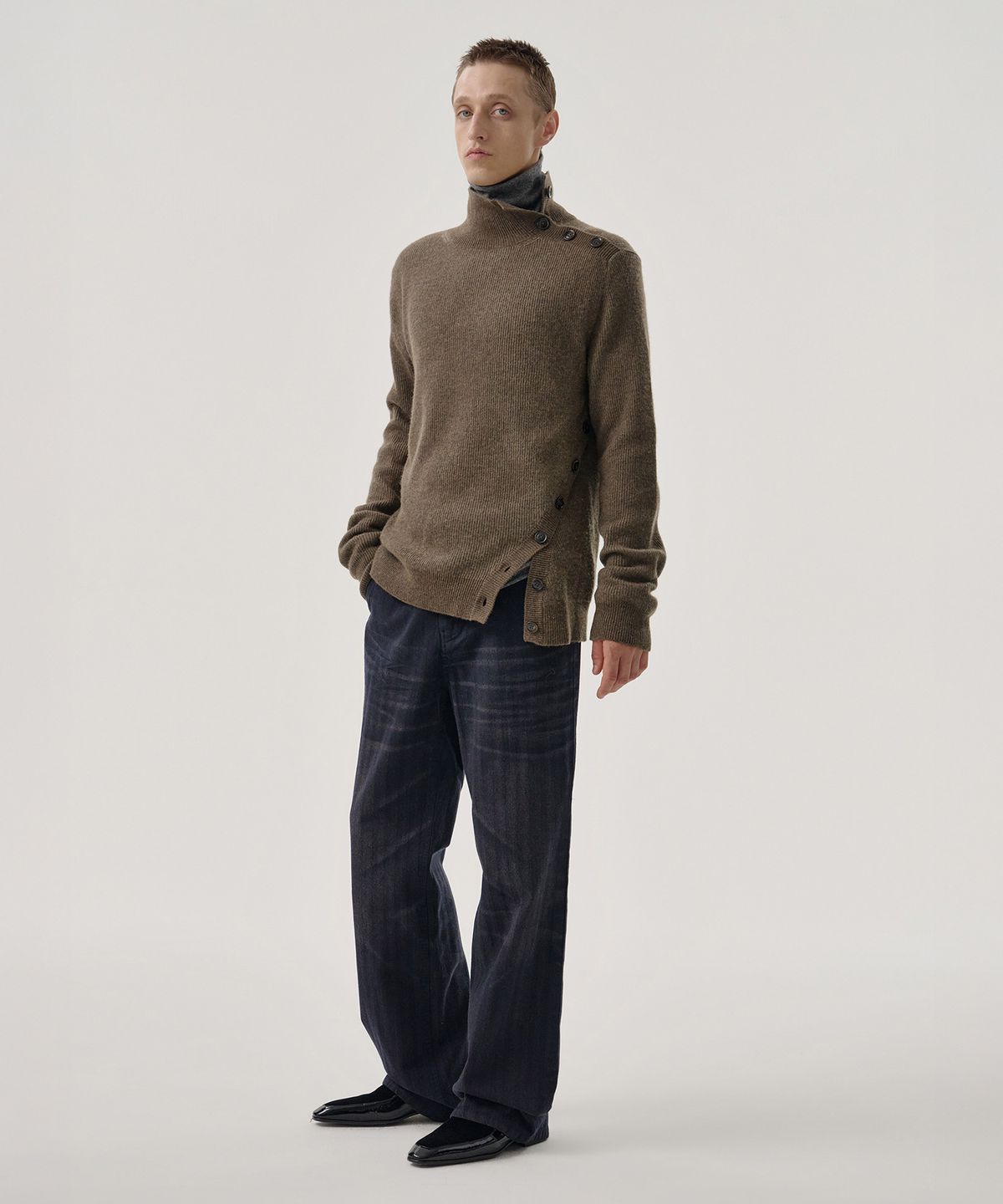 엠엠아이씨(MMIC) OBLIQUE TURTLENECK (BROWN)
