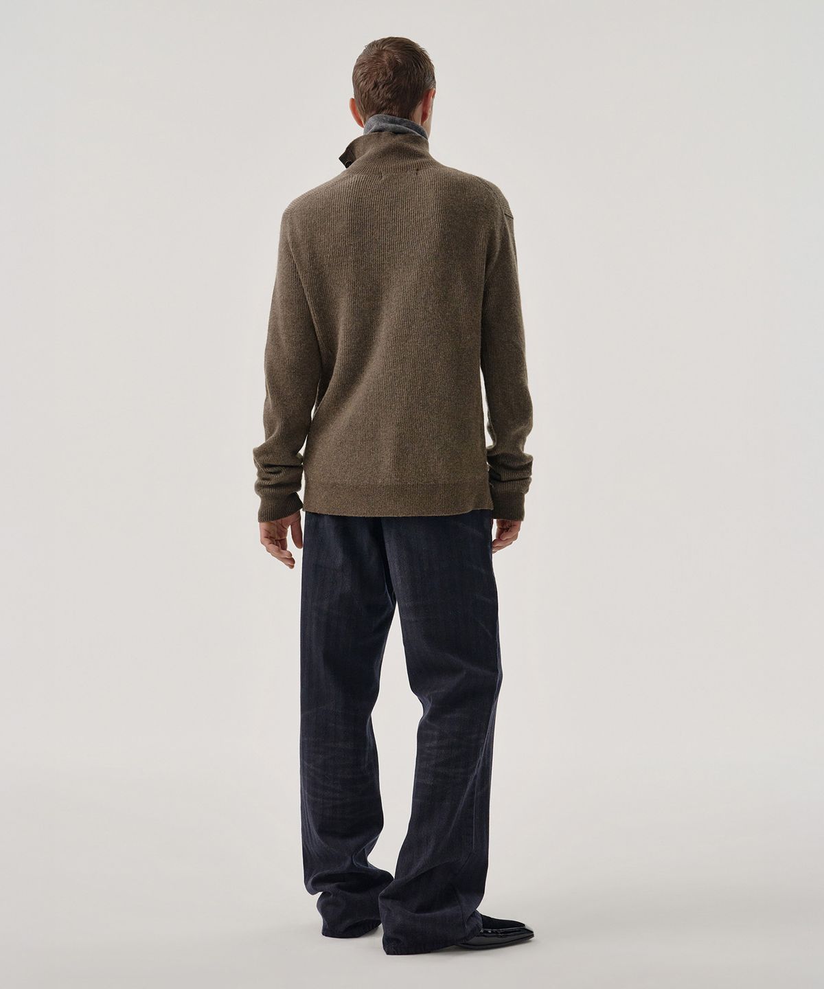엠엠아이씨(MMIC) OBLIQUE TURTLENECK (BROWN)