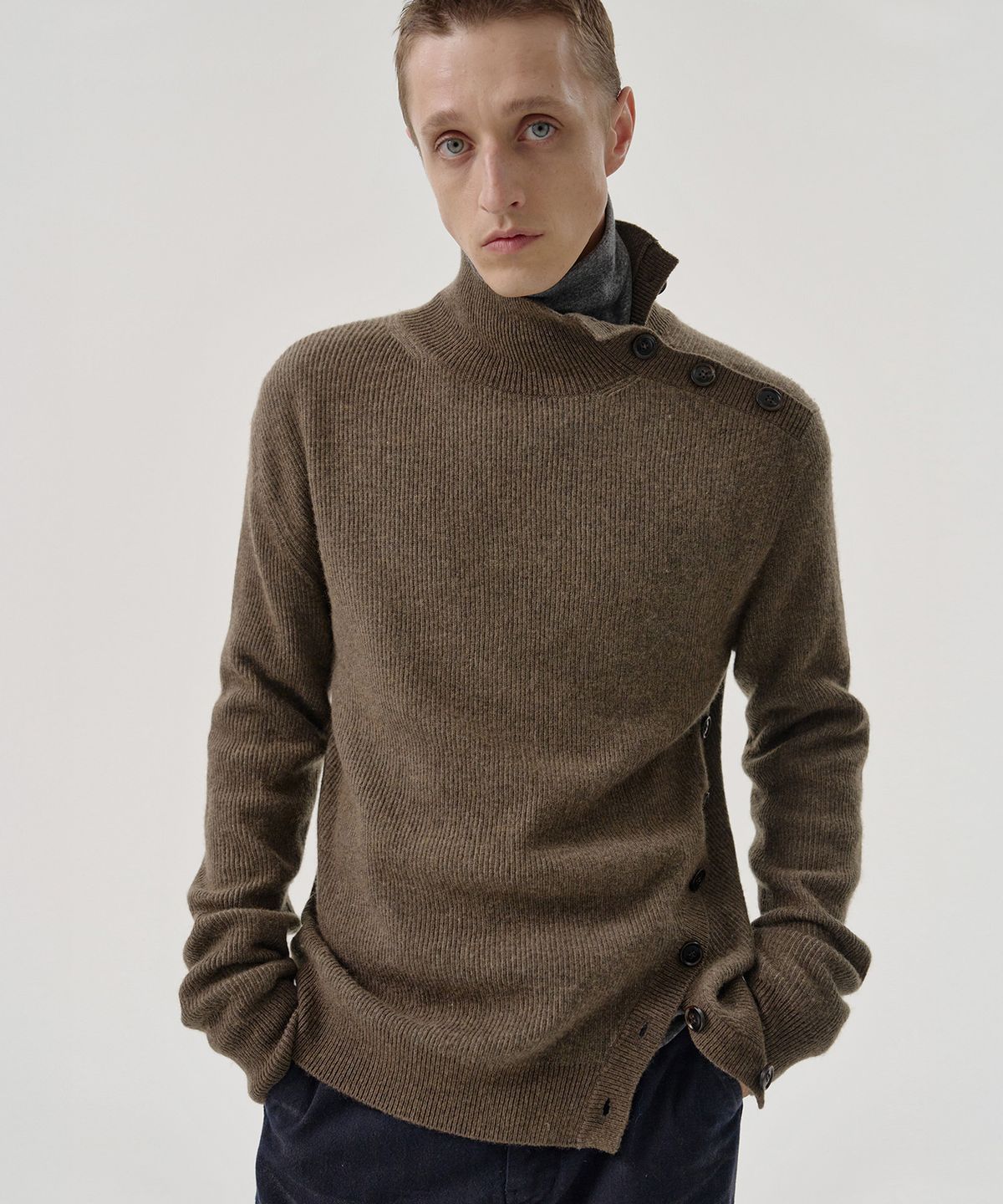 엠엠아이씨(MMIC) OBLIQUE TURTLENECK (BROWN)