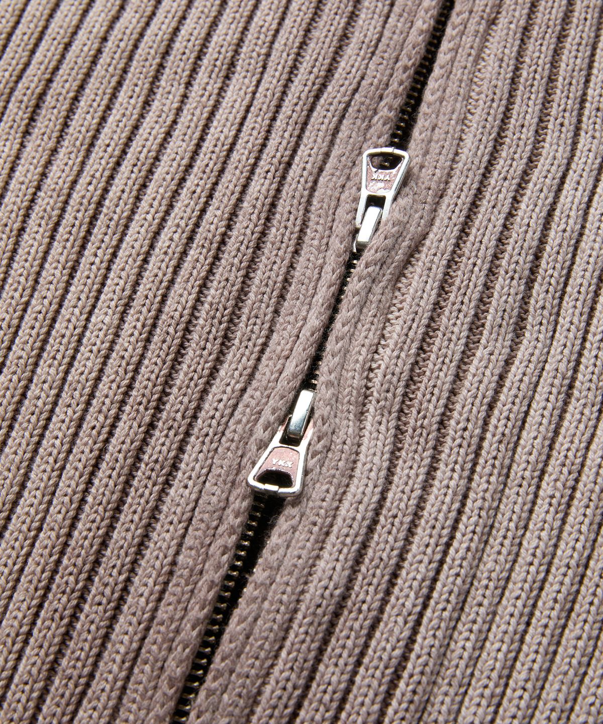 엠엠아이씨(MMIC) MUSK ZIP-UP KNIT (BROWN)