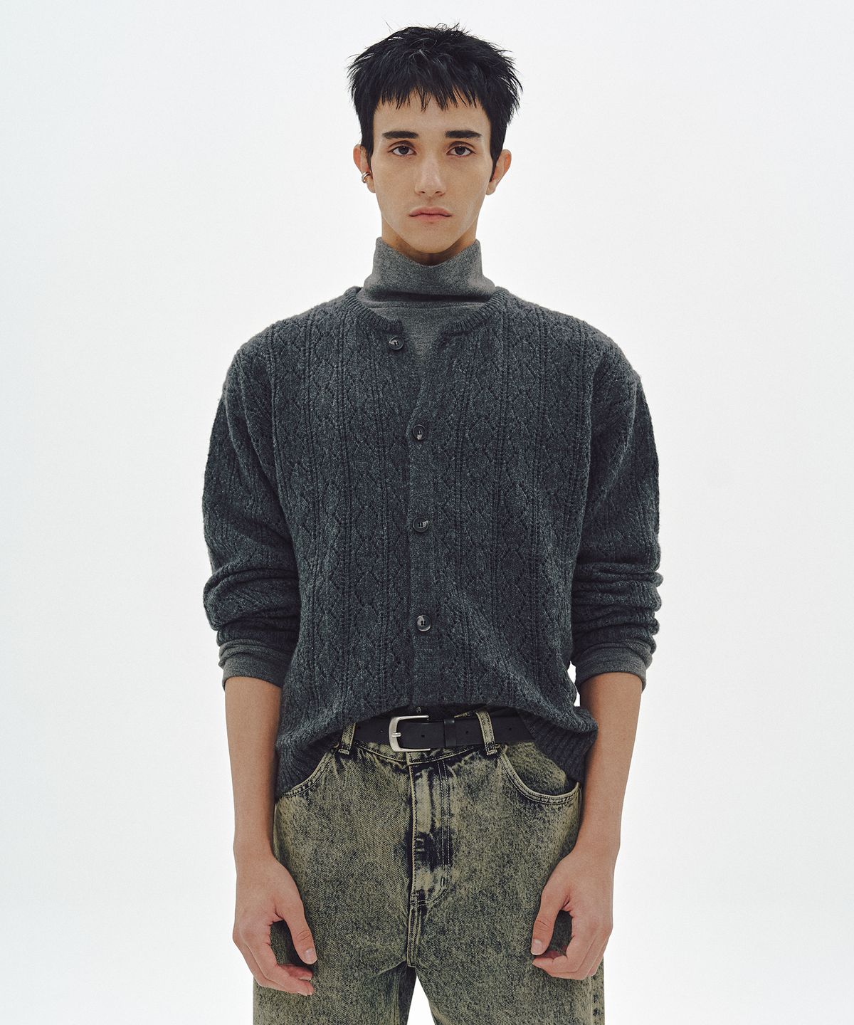 엠엠아이씨(MMIC) CASHMERE CROCHET CARDIGAN (CHARCOAL)