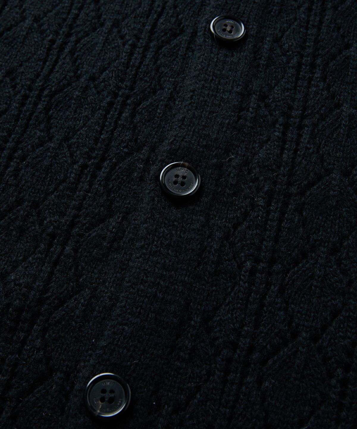 엠엠아이씨(MMIC) CASHMERE CROCHET CARDIGAN (BLACK)