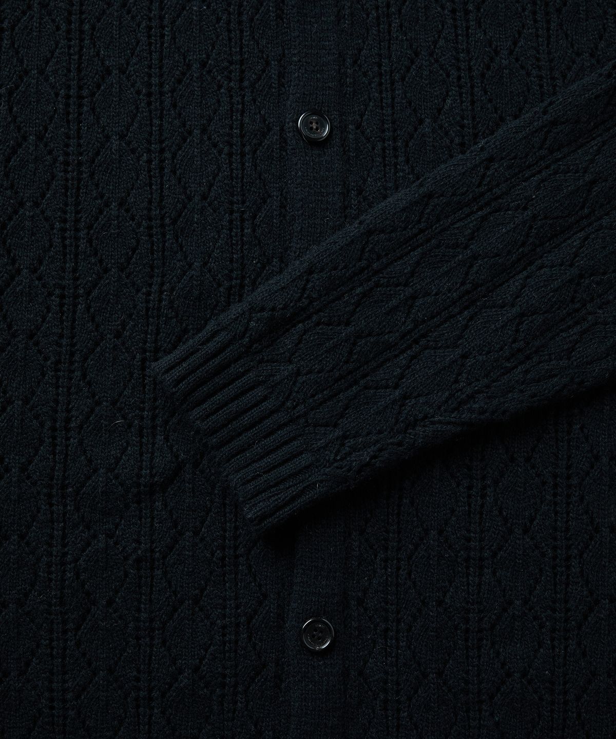 엠엠아이씨(MMIC) CASHMERE CROCHET CARDIGAN (BLACK)