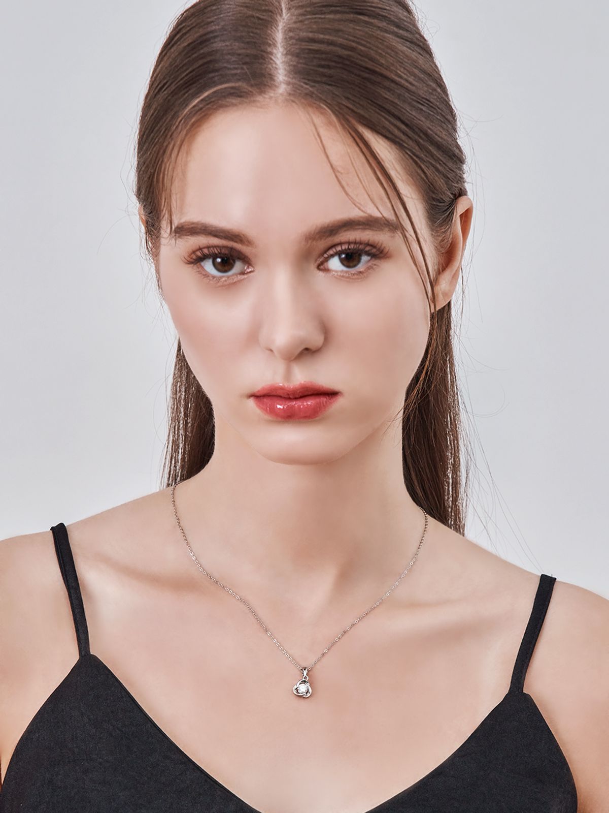 가이거주얼리(GEIGERJEWELRY) 화이트 플라워 목걸이 GISVNN043