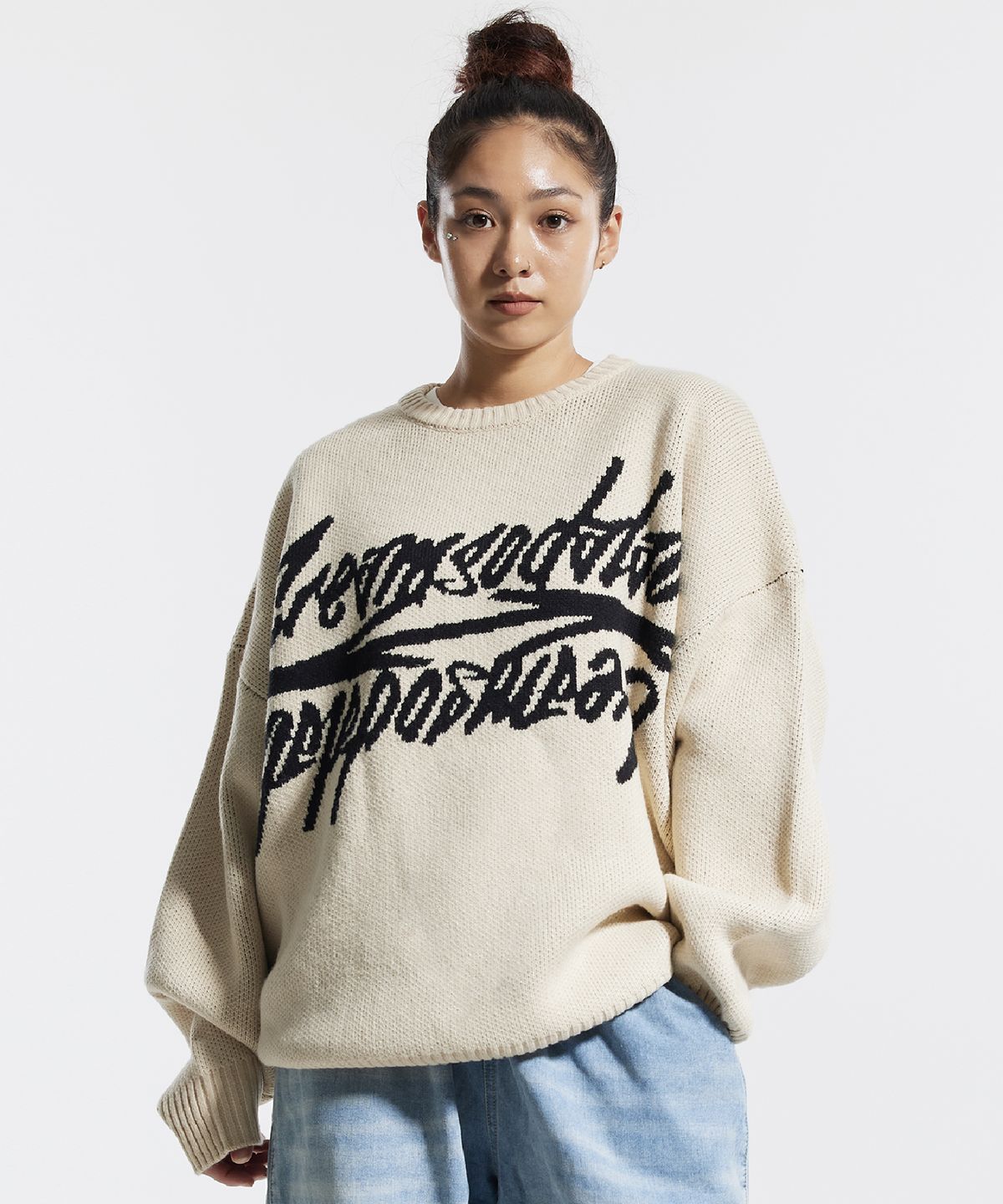 크림소다랩(CREAM SODA LAB) 빅 그래픽 자카드 니트 맨투맨 베이지